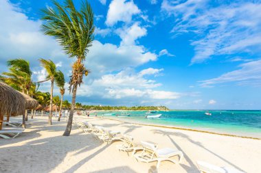 Güneş şezlong Akumal Beach, Quintana Roo, Meksika.