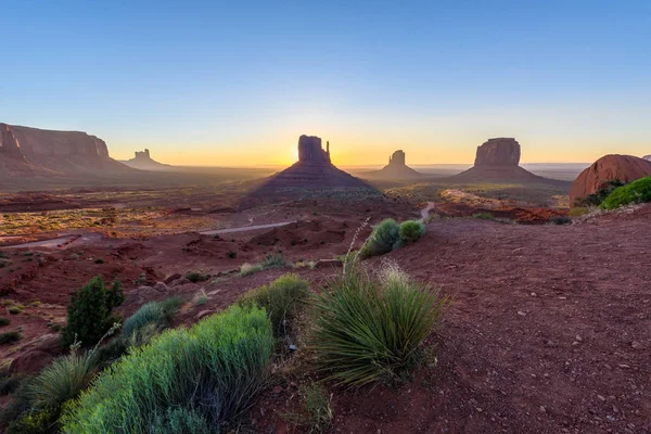 Monument Valley, Panorama Mitten Buttes - Rozenstraat Navajo kabile parkta Ziyaretçi Merkezi - Arizona ve Utah, ABD güneş doğarken
