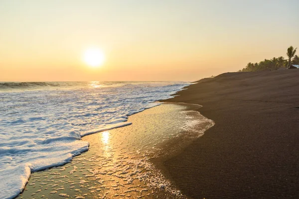 Zonsondergang Het Strand Met Zwart Zand Monterrico Guatemala — Stockfoto