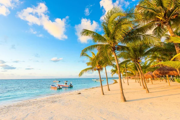 アクマル ビーチ、パラダイス ベイ リビエラ ・ マヤ、カリブ海での日の出 — ストック写真