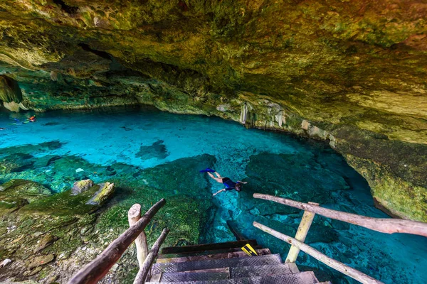 Cenote Dos Ojos Quintana Roo Meksyk Ludzie Pływania Nurkowania Jasny — Zdjęcie stockowe