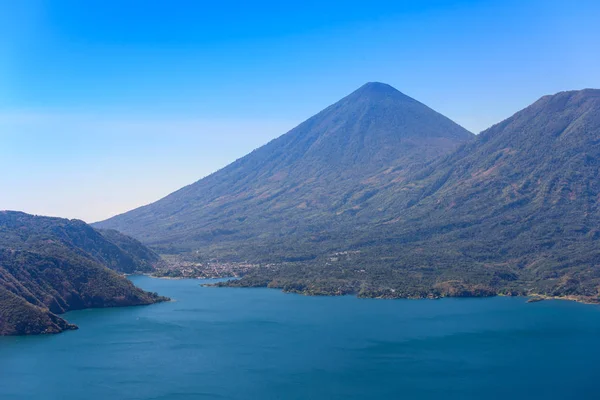 Vista Panorámica Del Lago Atitlán Volcanes Las Tierras Altas Guatemala —  Fotos de Stock