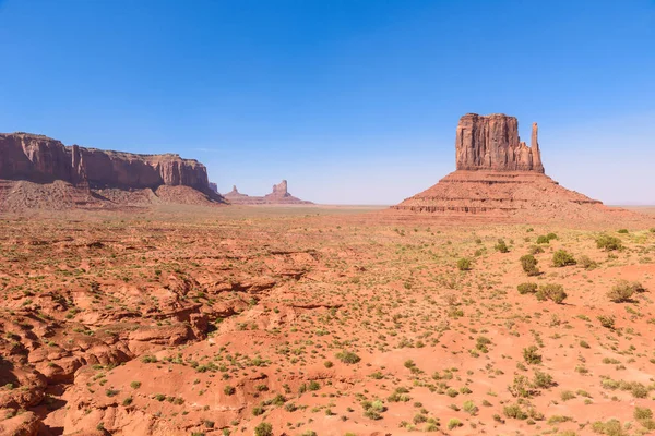 Doğal sürücü kir yolda Monument Valley, ünlü Navajo Buttes kabile Park, Utah - Arizona, ABD. Doğal yol ve kırmızı kaya oluşumları.
