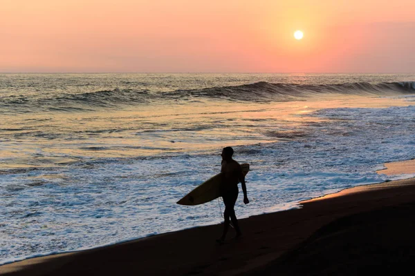 Silueta Surfista Masculino Caminando Playa Con Puesta Sol — Foto de Stock