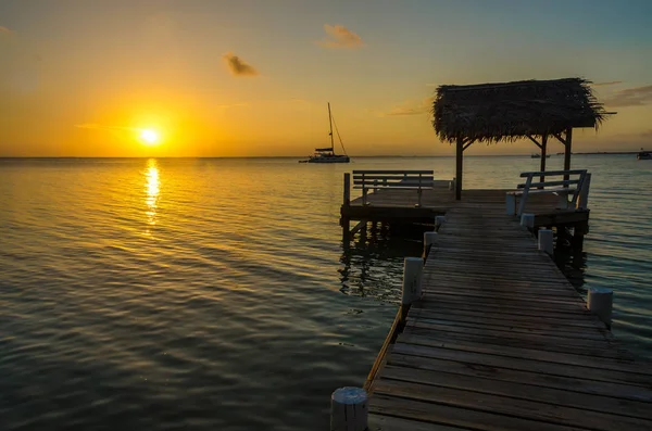 Solnedgång Vid Södra Vatten Caye Liten Tropisk Barriärrevet Karibiska Havet — Stockfoto