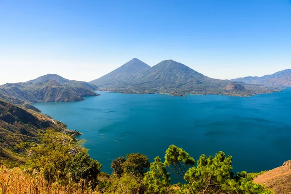 ของทะเลสาบ Atitlan และภ เขาไฟในพ งของก วเตมาลา — ภาพถ่ายสต็อก