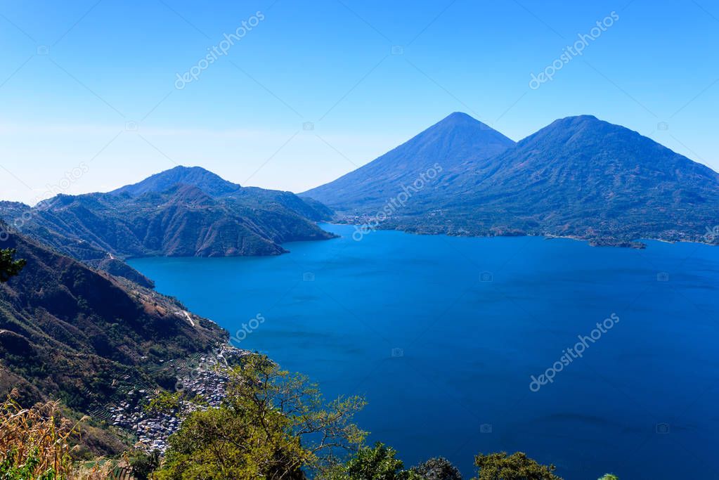 Vista panorámica del lago Atitlán y volcanes en las tierras altas de
