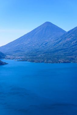 Panoramik göl Atitlan ve volkanlar Guatemala Dağlık.