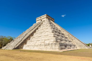 Chichen Itza - El Castillo Piramit, antik maya tapınak kalıntıları Yucatan, Meksika için.