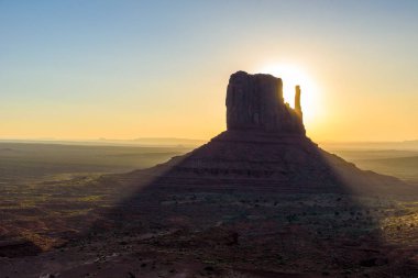 Monument Valley, Panorama Mitten Buttes - Rozenstraat Navajo kabile parkta Ziyaretçi Merkezi - Arizona ve Utah, ABD güneş doğarken