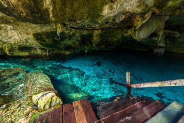 Hipotermik Dos Ojos Quintana Roo, Meksika için. Yüzme ve şnorkel masmavi suda insanlar. Bu hipotermik Tulum, Meksika Yucatan Yarımadası'nda yakınında bulunuyor.