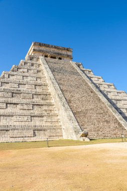 Chichen Itza - El Castillo Piramit, antik maya tapınak kalıntıları Yucatan, Meksika için.