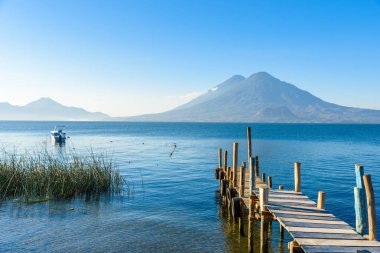 Lake Atitlan plaj Panajachel, Guatemala, ahşap iskele.