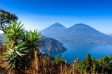 Panoramik göl Atitlan ve volkanlar Guatemala Dağlık.