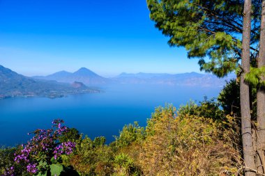 Panoramik göl Atitlan ve volkanlar Guatemala Dağlık.