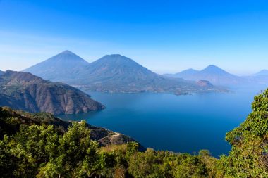 Panoramik göl Atitlan ve volkanlar Guatemala Dağlık.