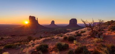 Monument Valley, Panorama Mitten Buttes - Rozenstraat Navajo kabile parkta Ziyaretçi Merkezi - Arizona ve Utah, ABD güneş doğarken