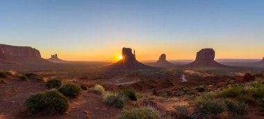 Monument Valley, Panorama Mitten Buttes - Rozenstraat Navajo kabile parkta Ziyaretçi Merkezi - Arizona ve Utah, ABD güneş doğarken