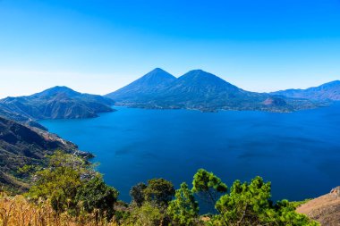 Panoramik göl Atitlan ve volkanlar Guatemala Dağlık.