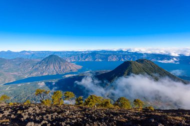 Panoramik göl Atitlan ve volkan San Pedro ve Toliman tepe volkan Atitlan, Guatemala üzerinden sabah erkenden.