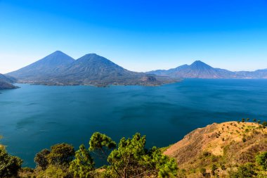 Panoramik göl Atitlan ve volkanlar Guatemala Dağlık.