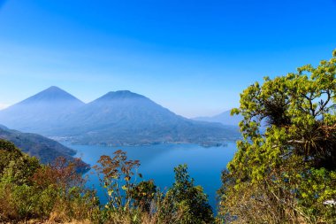 Panoramik göl Atitlan ve volkanlar Guatemala Dağlık.