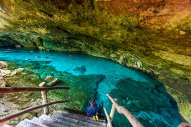 Hipotermik Dos Ojos Quintana Roo, Meksika için. Yüzme ve şnorkel masmavi suda insanlar. Bu hipotermik Tulum, Meksika Yucatan Yarımadası'nda yakınında bulunuyor.