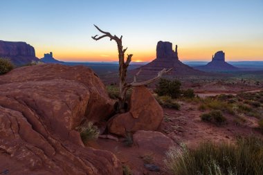 Monument Valley, Panorama Mitten Buttes - Rozenstraat Navajo kabile parkta Ziyaretçi Merkezi - Arizona ve Utah, ABD güneş doğarken