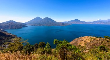 Panoramik göl Atitlan ve volkanlar Guatemala Dağlık.