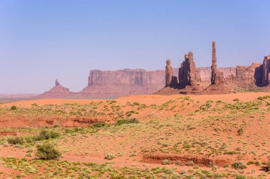 Doğal sürücü kir yolda Monument Valley, ünlü Navajo Buttes kabile Park, Utah - Arizona, ABD. Doğal yol ve kırmızı kaya oluşumları.
