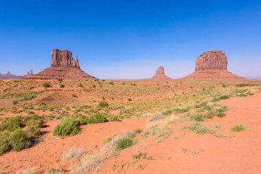 Doğal sürücü kir yolda Monument Valley, ünlü Navajo Buttes kabile Park, Utah - Arizona, ABD. Doğal yol ve kırmızı kaya oluşumları.