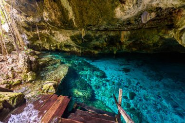 Hipotermik Dos Ojos Quintana Roo, Meksika için. Yüzme ve şnorkel masmavi suda insanlar. Bu hipotermik Tulum, Meksika Yucatan Yarımadası'nda yakınında bulunuyor.
