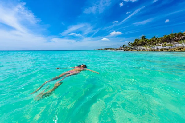 Atrakcyjna Młoda Kobieta Relaksując Się Turkusowych Wodach Morza Karaibskiego Tulum — Zdjęcie stockowe