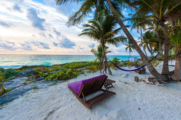 Puesta Sol Playa Paradisíaca Con Tumbonas Bajo Palmeras Quintana Roo — Foto de Stock