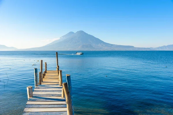 Lake Atitlan plaj Panajachel, Guatemala, ahşap iskele.