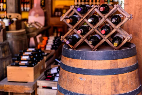 Weinprobe Weingut Holzfässer Und Flaschen Mit Reifem Ausgezeichnetem Wein — Stockfoto