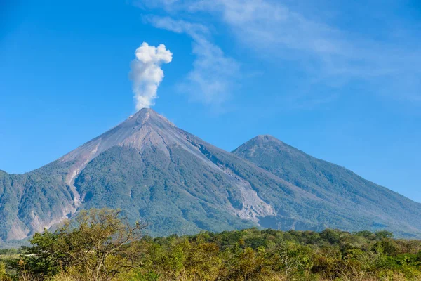 Vulcão Incrível Fuego Durante Uma Erupção Esquerda Vulcão Acatenango Direita — Fotografia de Stock