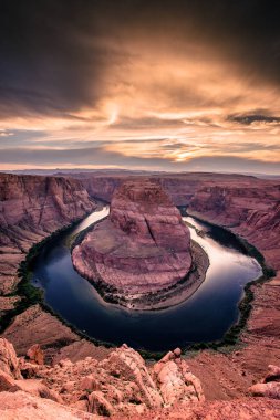 At nalı Bend - Büyük Kanyon Colorado Nehri, sayfa, Arizona, ABD ile gün batımında.