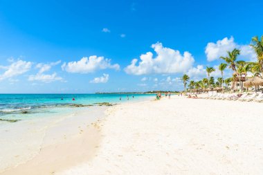 İnsanlar rahatlatıcı Akumal Beach, Meksika.