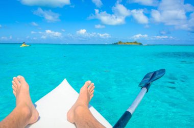 Tropik cenneti - şeffaf turkuaz su üzerinde Karayip Denizi, Belize, Cayes Adaları yüzen Kano Kayak