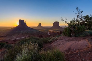 Monument Valley, Panorama Mitten Buttes - Rozenstraat Navajo kabile parkta Ziyaretçi Merkezi - Arizona ve Utah, ABD güneş doğarken