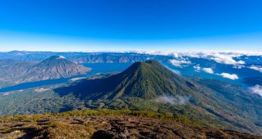 Panoramik göl Atitlan ve volkan San Pedro ve Toliman tepe volkan Atitlan, Guatemala üzerinden sabah erkenden.