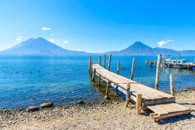 Lake Atitlan plaj Panajachel, Guatemala, ahşap iskele.