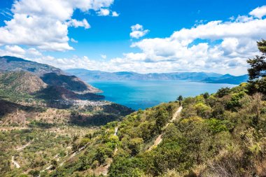 Bakış açısı lake Atitlan - küçük köylerde San Marcos, Panajachel ve San Marcos, Guatemala görüntülemek.