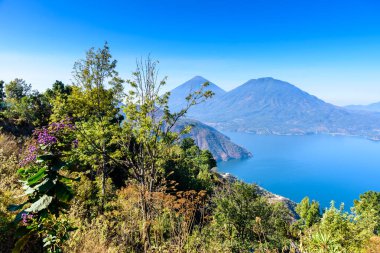 Panoramik göl Atitlan ve volkanlar Guatemala Dağlık.