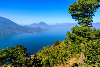 Panoramik göl Atitlan ve volkanlar Guatemala Dağlık.