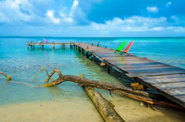 Tütün Caye - Barrier Reef ile Cennet plaj, Karayip Denizi, Belize, Orta Amerika, küçük tropik adada ahşap iskele.