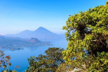 Panoramik göl Atitlan ve volkanlar Guatemala Dağlık.