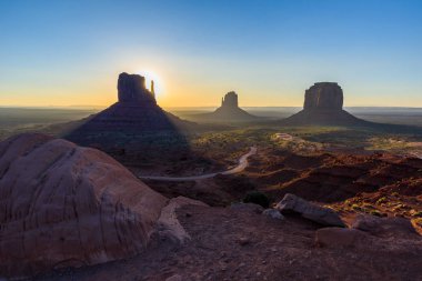 Monument Valley, Panorama Mitten Buttes - Rozenstraat Navajo kabile parkta Ziyaretçi Merkezi - Arizona ve Utah, ABD güneş doğarken