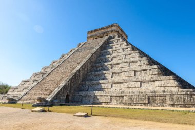 Chichen Itza - El Castillo Piramit, antik maya tapınak kalıntıları Yucatan, Meksika için.